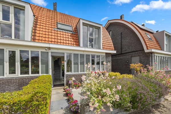 Verrassend ruime hoekwoning met vier slaapkamers, prachtige tuin en vrij uitzicht